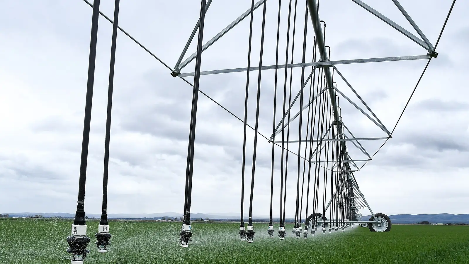 Drop nozzle hanging from a center pivot truss